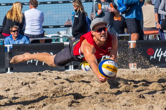 Chaim Schalk makes an emergency dig/Jim Wolf photography